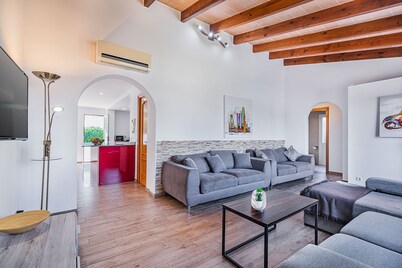 5 bedroom villa with barbecue and private pool near the beach