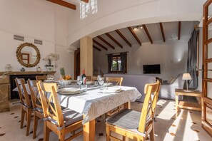 Dining - 4 bedroom villa with barbecue and private pool near the beach (Puerto de Alcudia)
