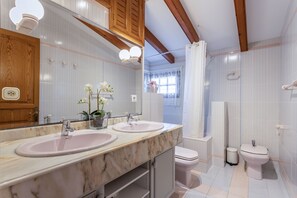 Sèche-cheveux, serviettes fournies