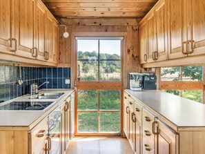 Kjøleskap, mikrobølgeovn, ovn og oppvaskmaskin