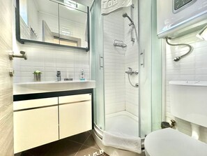 Comfort-Apartment | Badezimmer | Dusche, Haartrockner, Hausschuhe, Handtücher