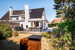 Outdoor dining - Villa by the Sea with Jacuzzi (Koksijde)