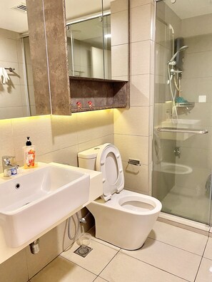 淋浴設備、風筒、坐浴桶、提供毛巾