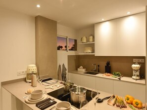 Kjøleskap, mikrobølgeovn, ovn og oppvaskmaskin