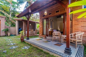 Villa Deluxe | Utsikt mot trädgården