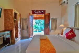 Villa with Pool View | Desk, soundproofing, free WiFi, bed sheets