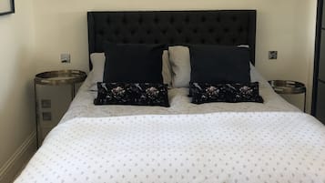 1 bedroom, desk, iron/ironing board, WiFi
