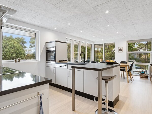 Kühlschrank, Mikrowelle, Ofen, Geschirrspüler