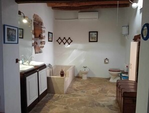 Regadera, bidet, toallas, papel de baño 