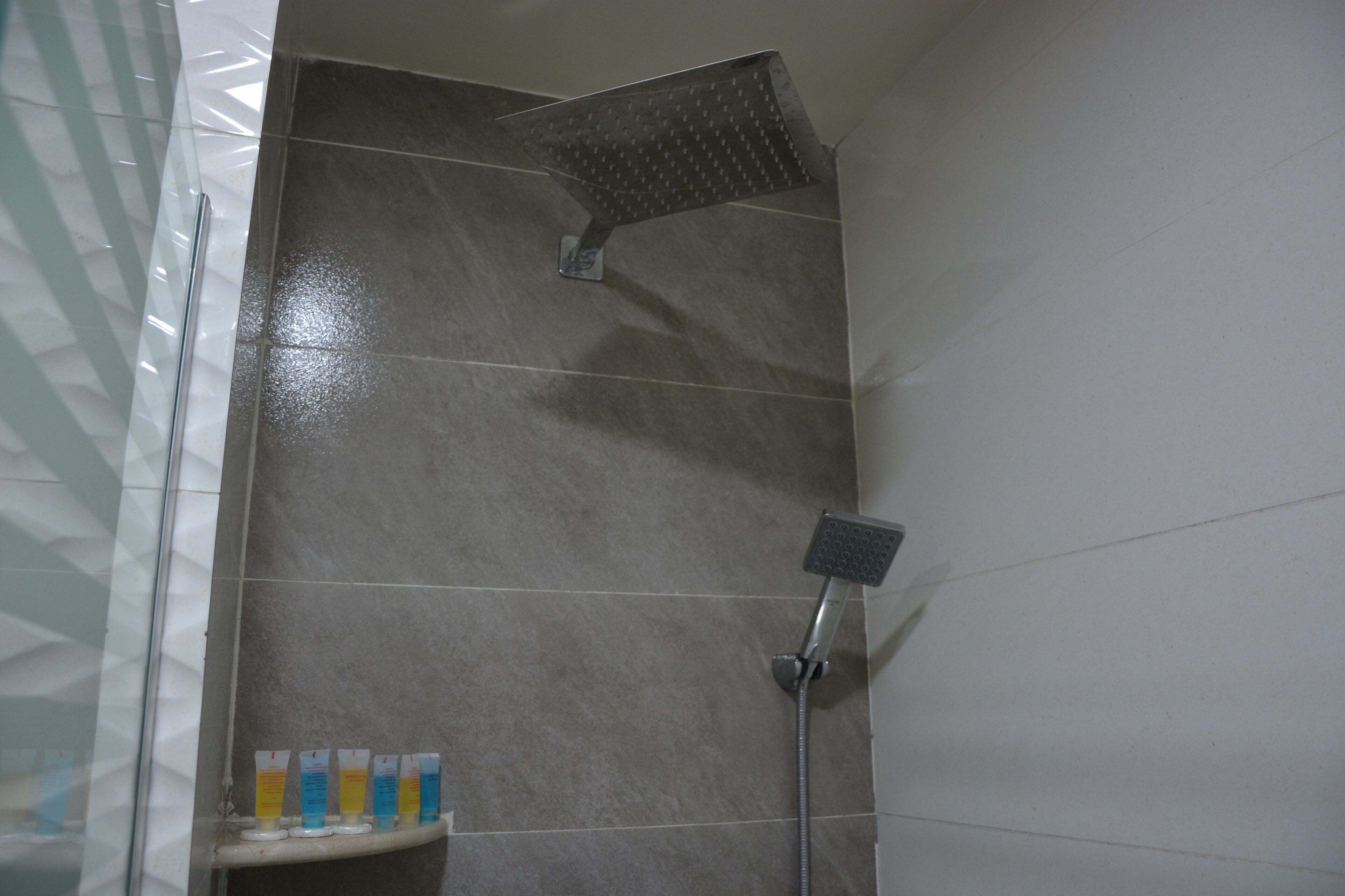 triple room | bathroom | free toiletries, hair dryer, slippers