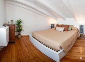 Apartament bàsic | 3 dormitoris i planxa i posts de planxar 