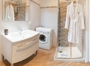 Basic Apartment | Bathroom | Shower, hair dryer, bidet, toilet paper - Baia Foce (Imperia)