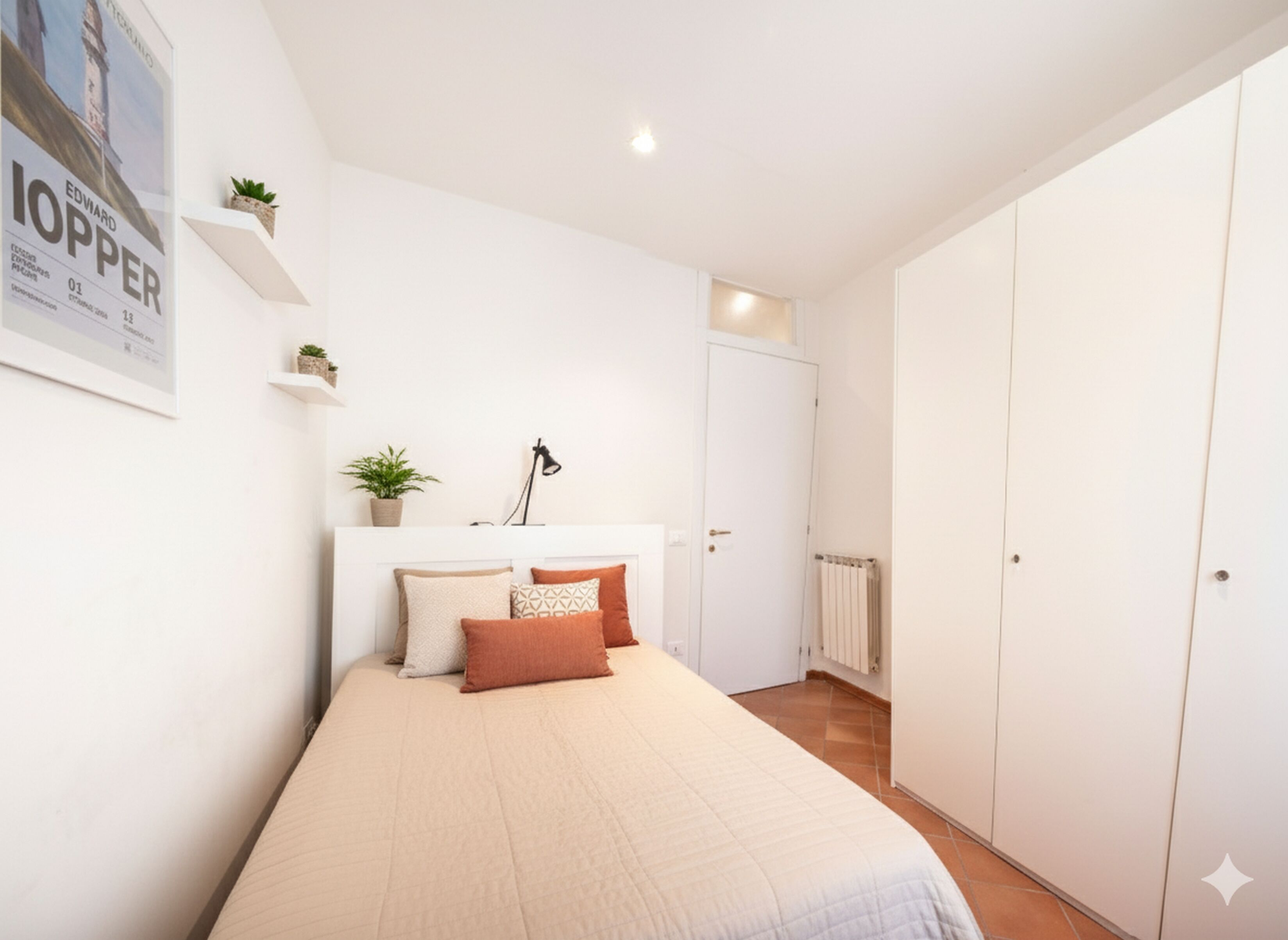 Une chambre à coucher comprenant un lit, une table de chevet, une étagère murale avec des plantes, une affiche et une armoire.