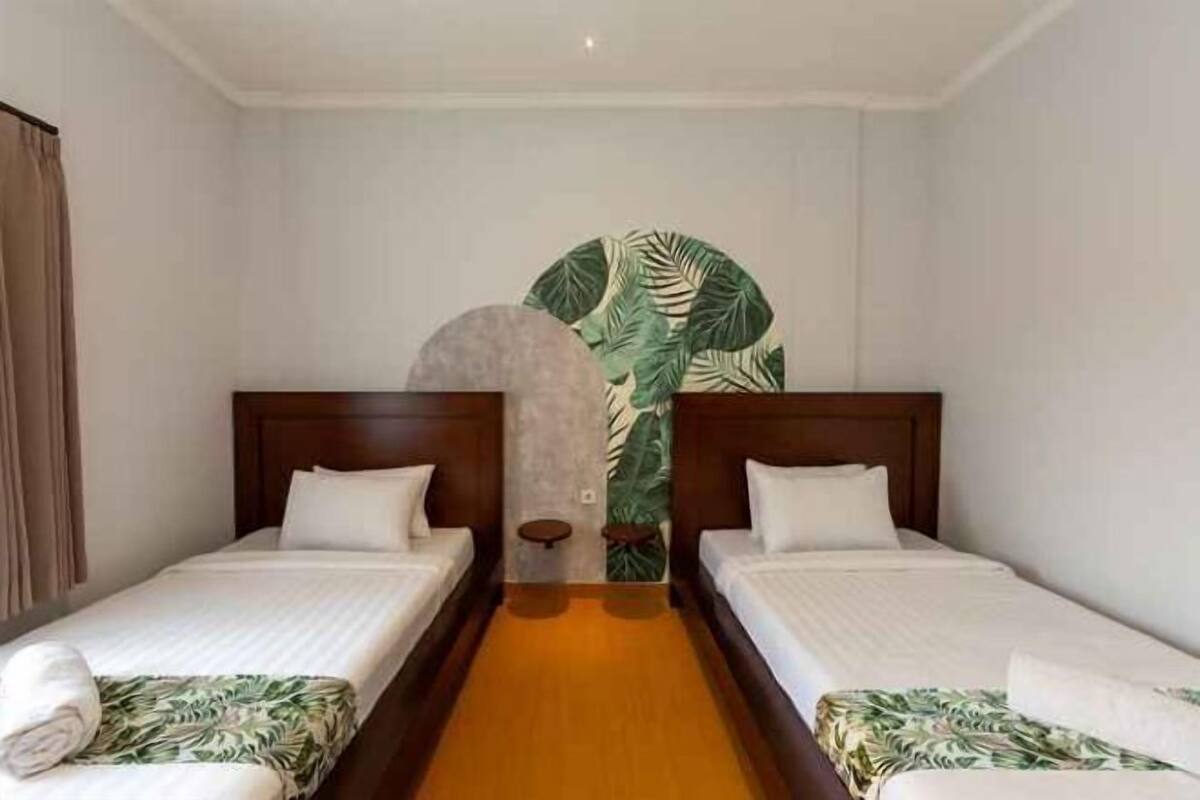 Minibar, desk, free WiFi, bed sheets