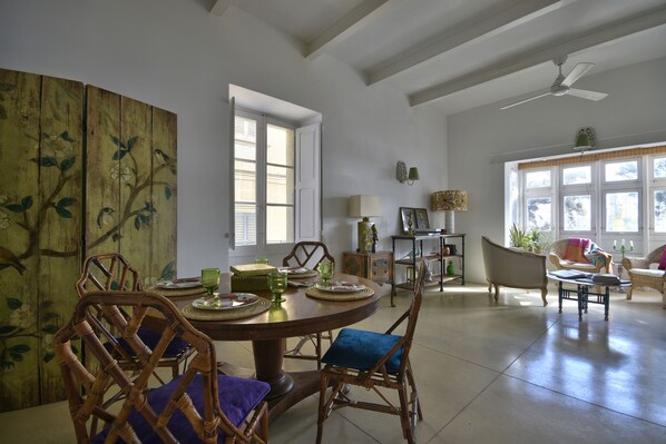 Apartament urbà | Zona de menjador de l'habitació