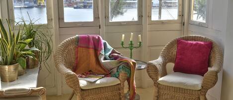 シティ アパートメント | リビング エリア