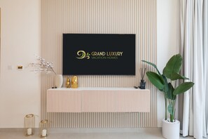 Comfort-lejlighed | Opholdsområde | 55-tommers smart-tv med kabelkanaler