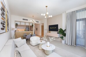 Comfort-lejlighed | Opholdsområde | 55-tommers smart-tv med kabelkanaler