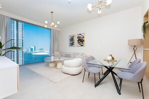 Comfort-Apartment | Wohnbereich | 55-Zoll-Smart-TV mit Kabelempfang