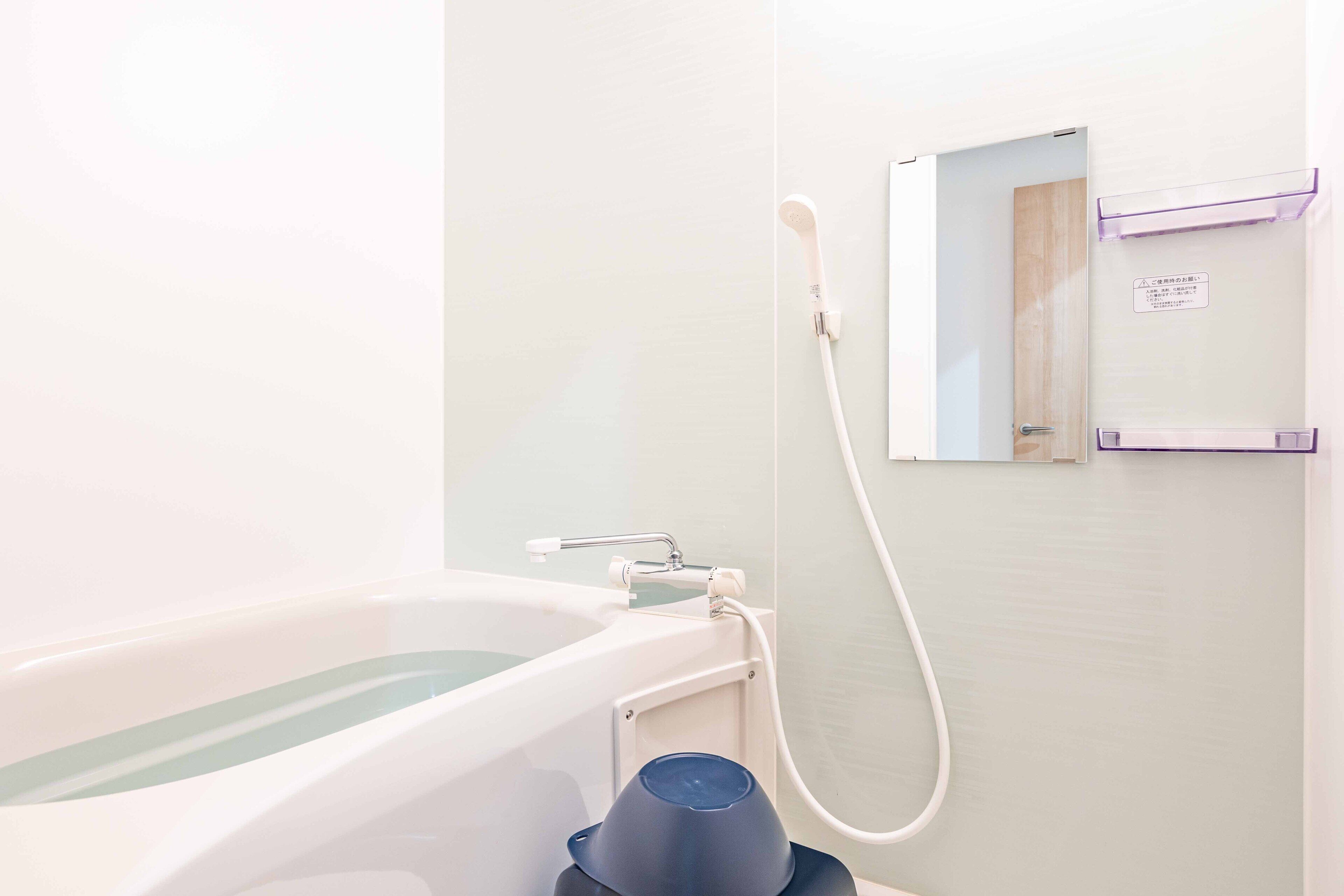 Ein Badezimmer mit Badewanne, Dusche und Toilette.