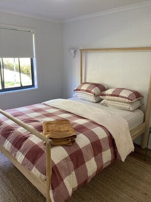 2 chambres, bureau, fer et planche à repasser, lit de bébé portatif