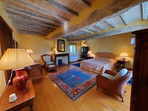 4 多间卧室、熨斗/熨衣板、WiFi、床单