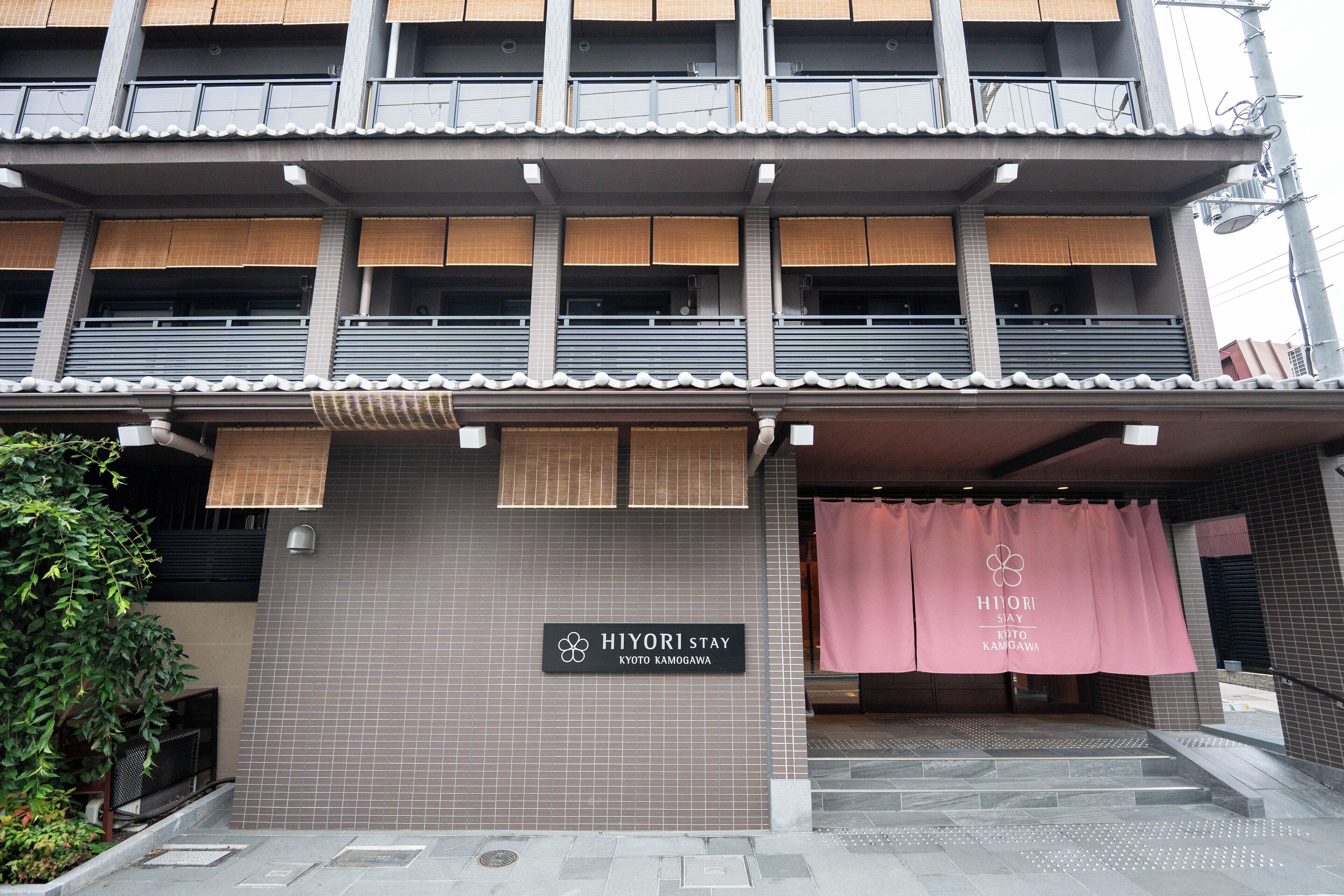 A hotel entrance with a sign reading 'Hiyori Stay Kyoto Kamigawa.'
