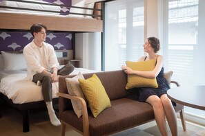 Tabla de planchar con plancha, wifi gratis y ropa de cama 