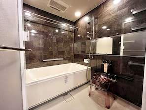 Suite, 1 Schlafzimmer, Nichtraucher, Flussblick (with Kitchen and Washing machine) | Badezimmer | Haartrockner, Toilette mit elektrischem Bidet, Handtücher, Shampoo