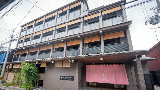 A multi-story building with a sign for Hiyori Stay. - Hiyori Residence Kyoto Kamogawa (Kyoto)