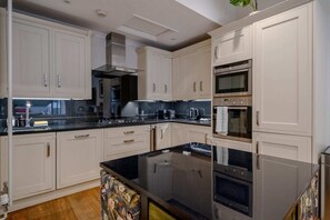 Basic-Apartment, Mehrere Betten | Eigene Küche | Kühlschrank, Mikrowelle, Ofen, Herdplatte