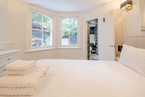 Departamento básico, varias camas | 2 habitaciones, tabla de planchar con plancha y ropa de cama 