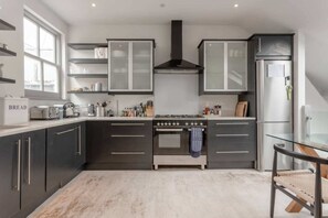 Apartamento básico, varias camas | Cocina privada | Frigorífico, microondas, horno y placa de cocina