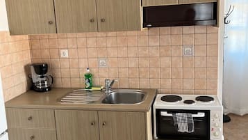 Refrigerador con congelador, parrilla de estufa y horno tostador