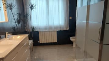 Bruser, gratis toiletartikler, hårtørrer, bidet