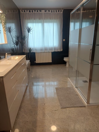 Shower, free toiletries, hair dryer, bidet. Apartamento a 10 Min. del Centro de Vigo, Ideal Para Conocer Galicia