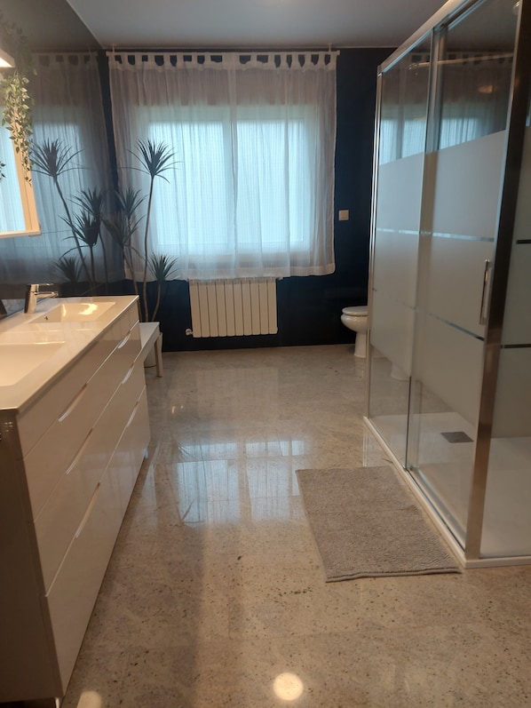 Suihku, ilmaiset hygieniatuotteet, hiustenkuivaaja, bidee