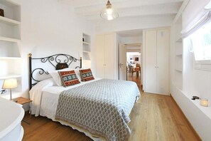 2 quartos, ferros/tábuas de passar roupa, roupa de cama