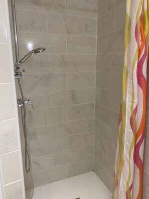 Dusche, Seife, Toilettenpapier