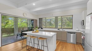 Kylskåp, mikrovågsugn, spishäll och diskmaskin