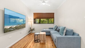 Living area - Husky Days- 100m from Moona Moona Creek (Huskisson)