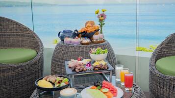 Free daily buffet breakfast