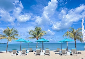 En la playa, arena blanca, traslado desde/hacia la playa gratis