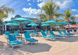 På stranden, hvit sand og buss til stranden (inkludert)