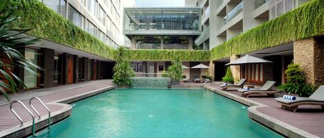 2 buitenzwembaden, ligstoelen bij het zwembad