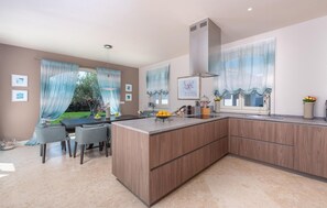 Een koelkast, een oven, een vaatwasser, een koffiezetapparaat/waterkoker