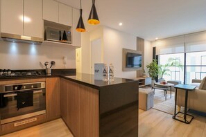 Kjøleskap, mikrobølgeovn, ovn og kokeplater