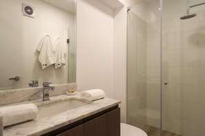 Bruser, hårtørrer, håndklæder, Shampoo