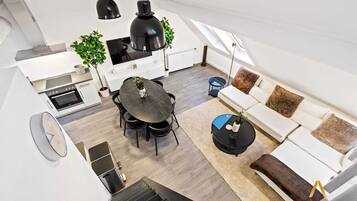Een modern loft-appartement met een eethoek, keuken en woonruimte.