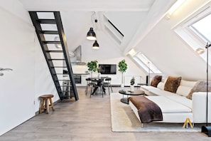 TV - Modern Loft with Washer, TV & Near Attractions (Ville-Haute)